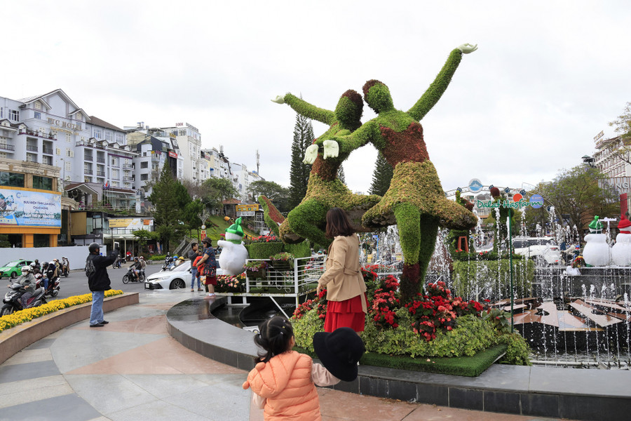 Những hình tượng được làm bằng cây cảnh và hoa tươi Những hình tượng được làm bằng cây cảnh và hoa tươi