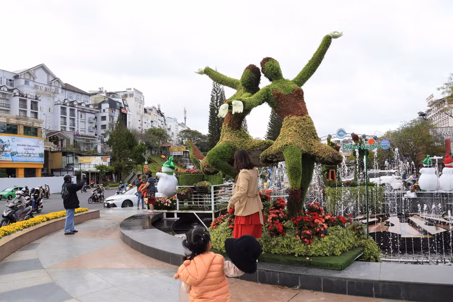 Những hình tượng được làm bằng cây cảnh và hoa tươi Những hình tượng được làm bằng cây cảnh và hoa tươi