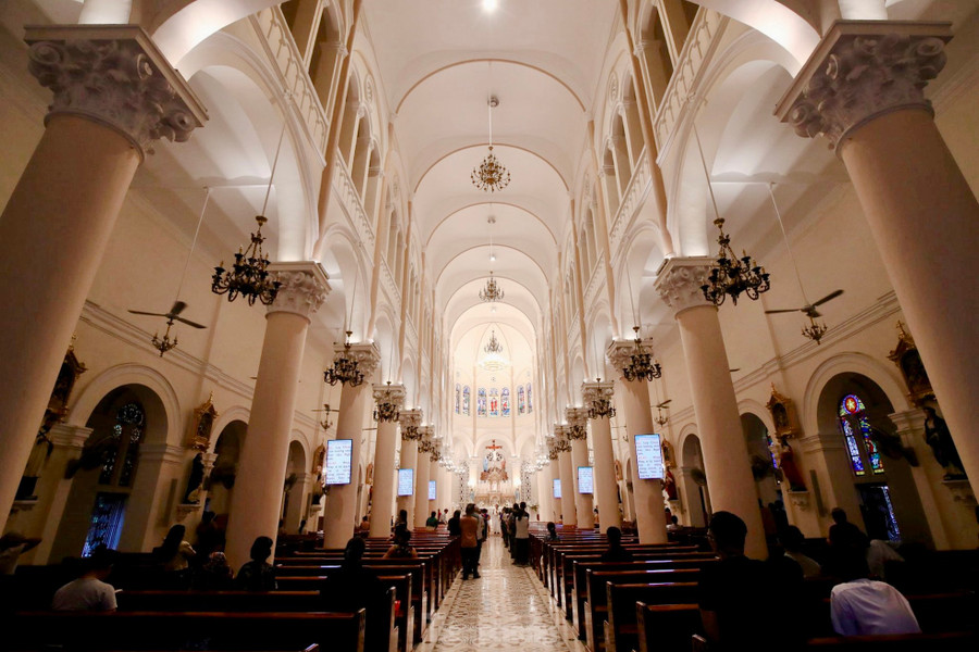 Hai dãy hành lang có mái vòm, lợp bằng ngói vảy cá, là nơi đặt tượng của các vị Thánh.