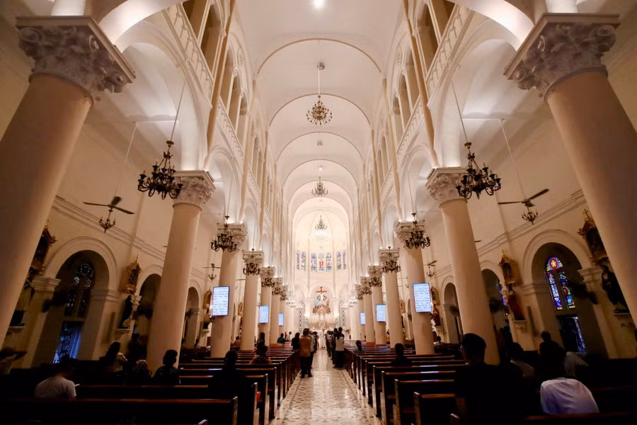 Hai dãy hành lang có mái vòm, lợp bằng ngói vảy cá, là nơi đặt tượng của các vị Thánh.