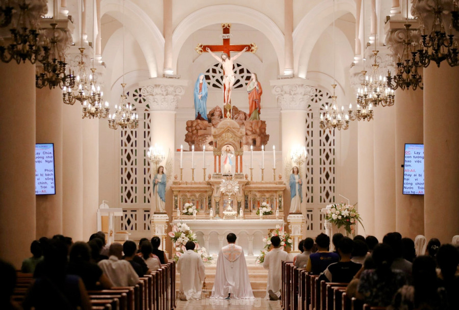 Gian chính của nhà thờ được trang trí vô cùng lộng lẫy, hai bên là hai hàng trụ được thiết kế theo phong cách Gothic.