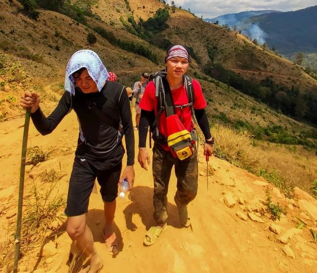 Đoạn đi bộ đến thác khoảng 4 km. Ảnh: NVCC Đoạn đi bộ đến thác khoảng 4 km. Ảnh: NVCC