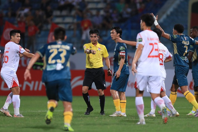Trọng tài chỉ tay vào chấm 11 m. Ảnh: Minh Tú