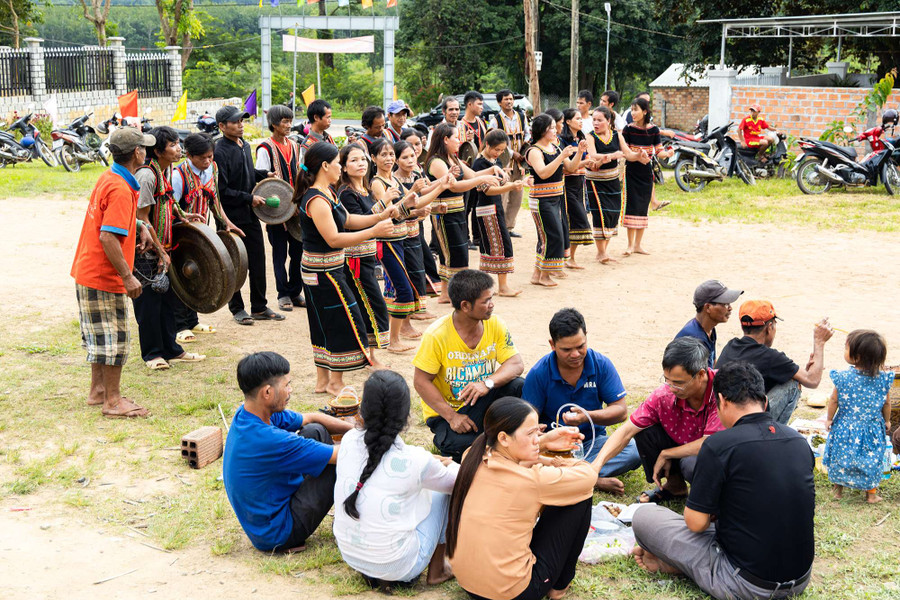 Đội nghệ nhân cồng chiêng, múa xoang làng Kon Xơ Mlũh biểu diễn tại Lễ mừng nhà rông mới. Ảnh: NB Đội nghệ nhân cồng chiêng, múa xoang làng Kon Xơ Mlũh biểu diễn tại Lễ mừng nhà rông mới. Ảnh: NB
