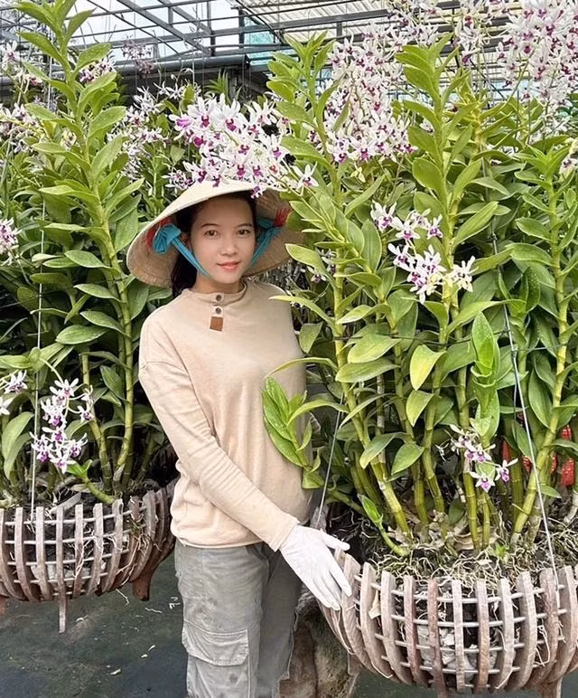Chị Kim Hoa có niềm đam mê bất tận với hoa lan. Ảnh NVCC