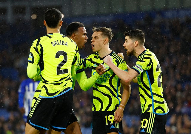 Arsenal mạnh mẽ soán ngôi Liverpool hai lần trong tuần. Arsenal mạnh mẽ soán ngôi Liverpool hai lần trong tuần.