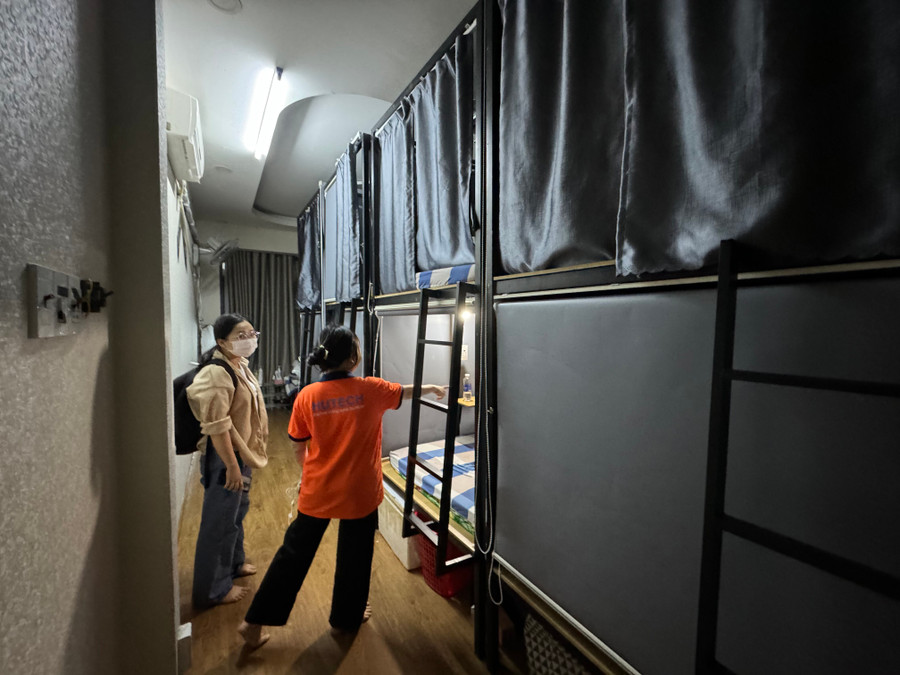 Ngân giới thiệu hộp ngủ ở căn nhà trên đường Xô Viết Nghệ Tĩnh, quận Bình Thạnh với phóng viên Ngân giới thiệu hộp ngủ ở căn nhà trên đường Xô Viết Nghệ Tĩnh, quận Bình Thạnh với phóng viên