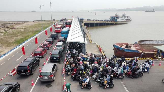 Bến phà Đồng Bài - Cái Viềng tạm dừng chở khách ra và rời khỏi đảo Cát Bà do ảnh hưởng bởi cơn bão số 2. Bến phà Đồng Bài - Cái Viềng tạm dừng chở khách ra và rời khỏi đảo Cát Bà do ảnh hưởng bởi cơn bão số 2.