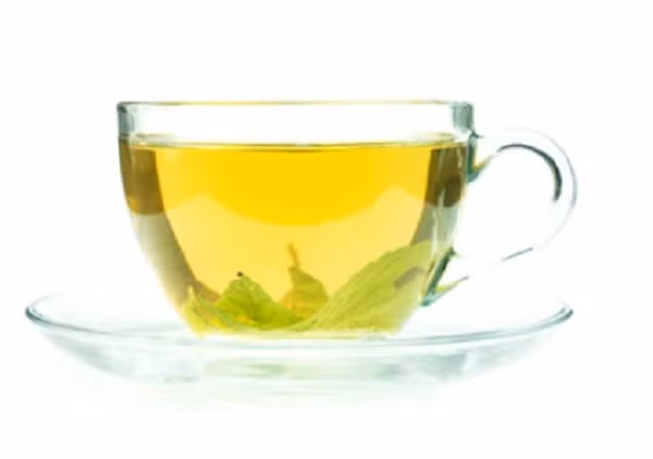 Nước chè xanh có màu vàng, vị chát nhẹ. Ảnh: SHUTTERSTOCK
