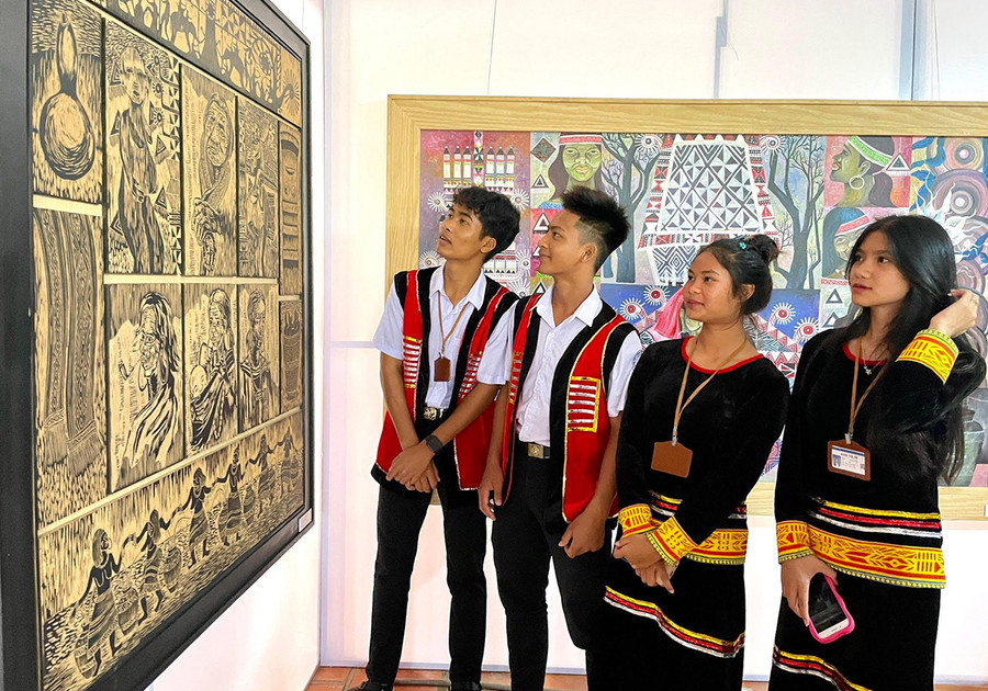 Các em học sinh Trường THPT Dân tộc nội trú Đông Gia Lai tham quan triển lãm. Ảnh: P.D Các em học sinh Trường THPT Dân tộc nội trú Đông Gia Lai tham quan triển lãm. Ảnh: P.D