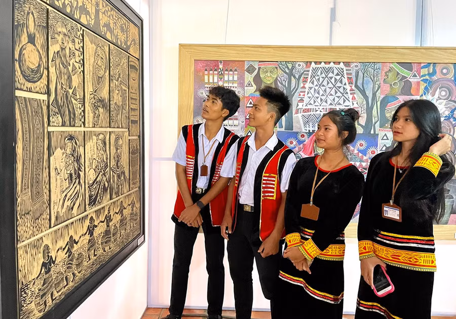 Các em học sinh Trường THPT Dân tộc nội trú Đông Gia Lai tham quan triển lãm. Ảnh: P.D