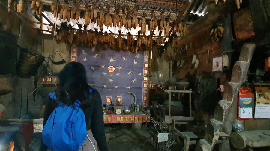 Du khách nước ngoài tham quan ngôi nhà trưng bày văn hóa, vật dụng truyền thống của người Mông. Ảnh: KHANG KA