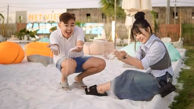 Lại Nhật Khoa mua 50 tấn cát từ Nha Trang về Sóc Trăng để làm quán cà phê bãi biển nhân tạo