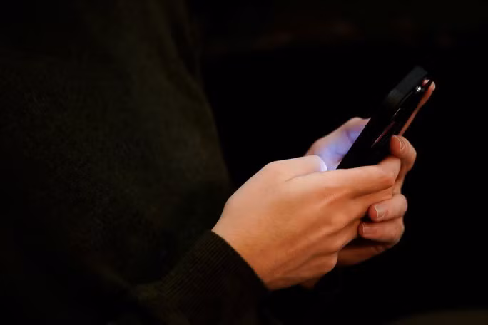 Sử dụng điện thoại di động quá thường xuyên có thể làm giảm chất lượng tinh trùng ở nam giới trẻ. Ảnh: REUTERS