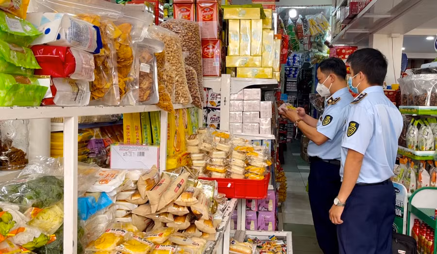 Lực lượng Quản lý thị trường tăng cường kiểm tra, kiểm soát hàng hóa lưu thông trên thị trường nhằm kịp thời xử lý những vi phạm. Ảnh: V.T