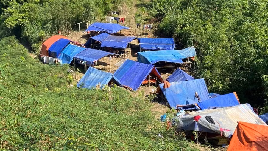 Anh Ma Seo Chứ, trưởng thôn Kho Vàng, cứu được 115 người trong thôn thoát khỏi vụ sạt núi