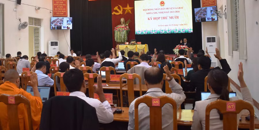 Các đại biểu biểu quyết thông qua các Nghị quyết tại Kỳ họp. Ảnh: Minh Thoan