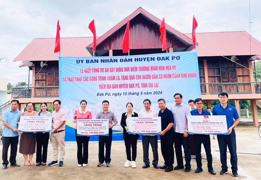 Lãnh đạo hai địa phương trao-nhận bảng ghi nhận nội dung các công trình. Ảnh: Nguyễn Hiền