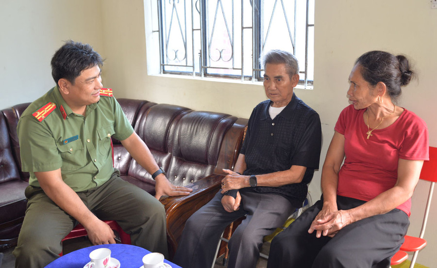 Ông R&apos;Ô Bleo (ở giữa) phản bác các luận điệu xuyên tạc, chia rẽ khối đại đoàn kết dân tộc của FULRO. Ảnh: T.T