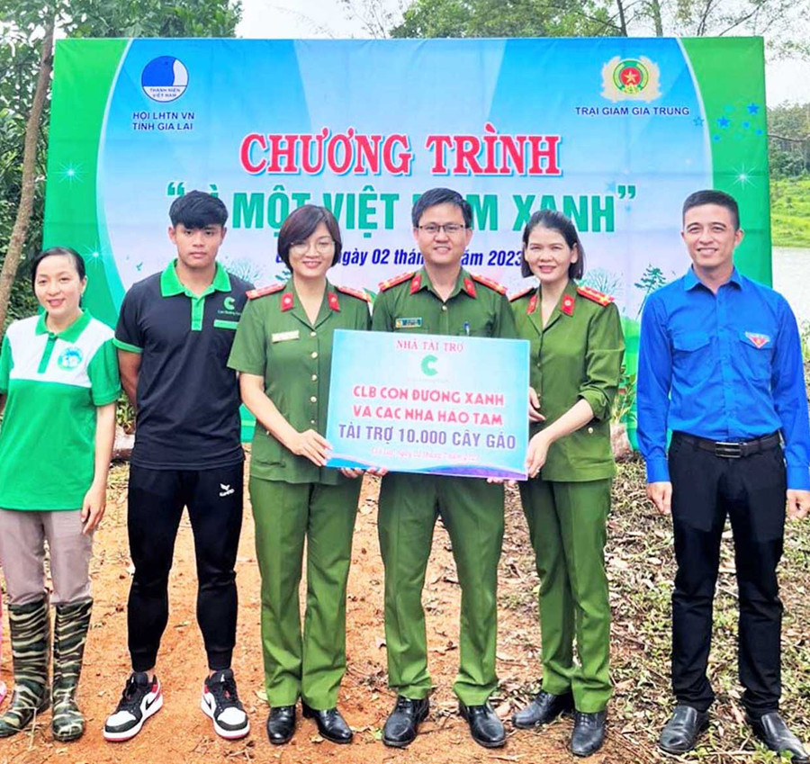 Anh Trần Văn Hiếu-Phó Chủ tịch Hội LHTN tỉnh (bìa phải) trao tặng 10.000 cây gáo cho Trại giam Gia Trung. Ảnh: Hà Đức Thành Anh Trần Văn Hiếu-Phó Chủ tịch Hội LHTN tỉnh (bìa phải) trao tặng 10.000 cây gáo cho Trại giam Gia Trung. Ảnh: Hà Đức Thành