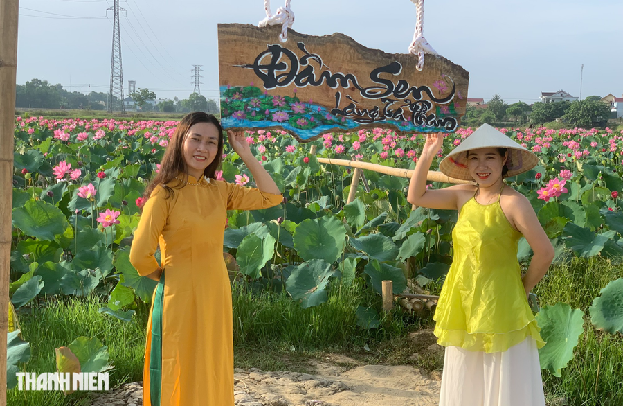 Rất nhiều chị em phụ nữ tìm về đầm sen để chụp ảnh với trang phục truyền thống. Ảnh: Bá Cường