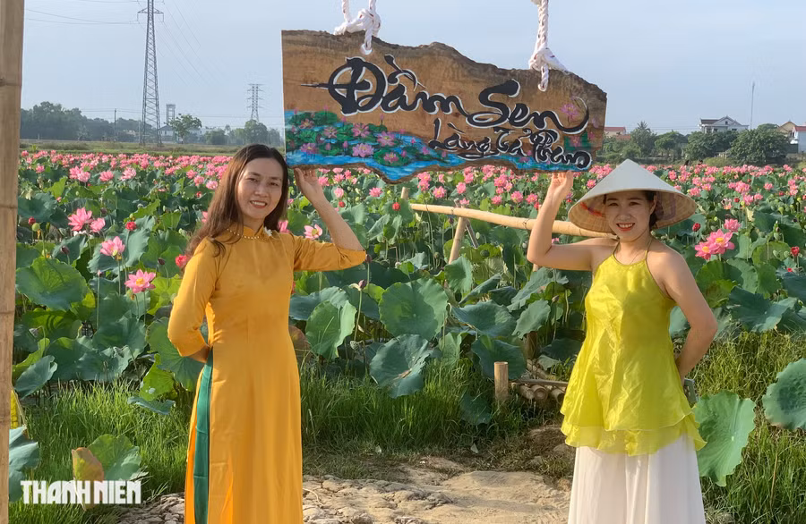 Rất nhiều chị em phụ nữ tìm về đầm sen để chụp ảnh với trang phục truyền thống. Ảnh: Bá Cường