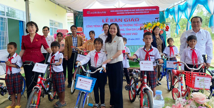 Các đại biểu trao xe đạp cho học sinh dân tộc thiểu số ở huyện Mang Yang. Ảnh: S.C Các đại biểu trao xe đạp cho học sinh dân tộc thiểu số ở huyện Mang Yang. Ảnh: S.C