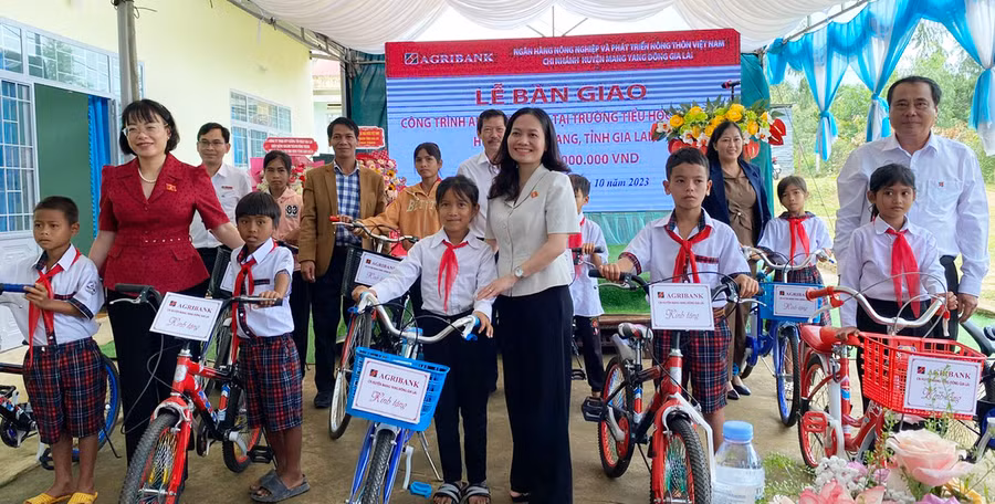 Các đại biểu trao xe đạp cho học sinh dân tộc thiểu số ở huyện Mang Yang. Ảnh: S.C