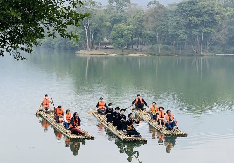 Biểu diễn phục vụ du khách trải nghiệm hoạt động bơi mảng, hát then đàn tính trên hồ Nà Nưa