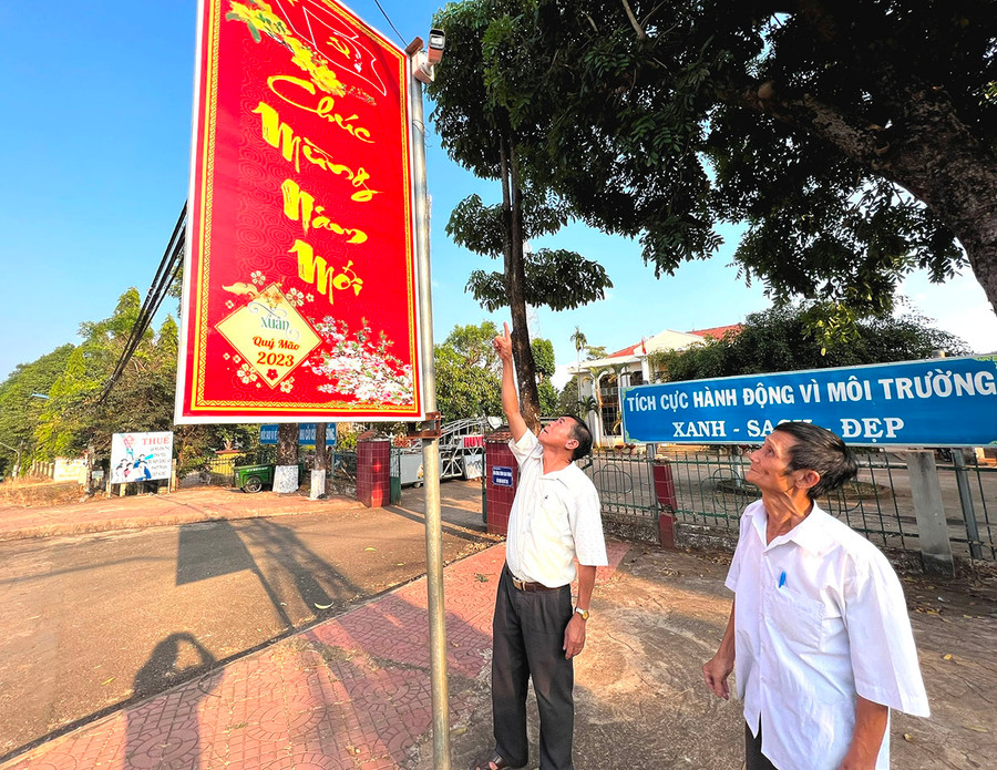 Ông Nguyễn Văn Long (bìa phải)-Bí thư Chi bộ kiêm Tổ trưởng tổ dân phố 3, thị trấn Chư Ty cùng cán bộ thị trấn kiểm tra các mắt camera an ninh tại Tổ dân phố 3. Ảnh: Yến Biên