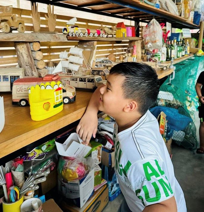 Học sinh thích thú với sản phẩm làm từ vật liệu phế thải trưng bày tại Vườn tái chế NNC