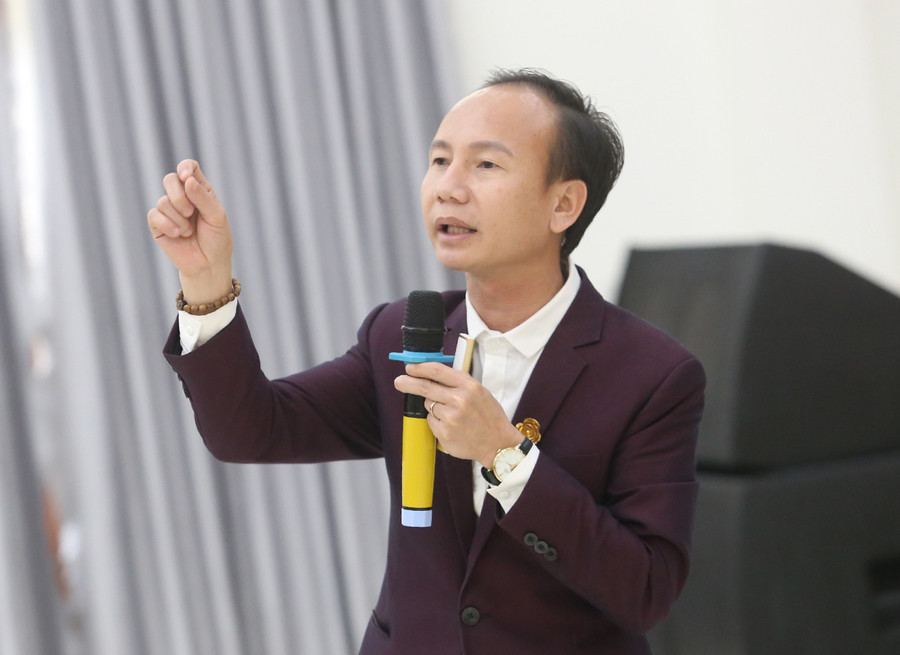 Tiến sỹ Huỳnh Anh Bình chia sẻ nhiều câu chuyện thực tế cảm động. Ảnh: Văn Ngọc