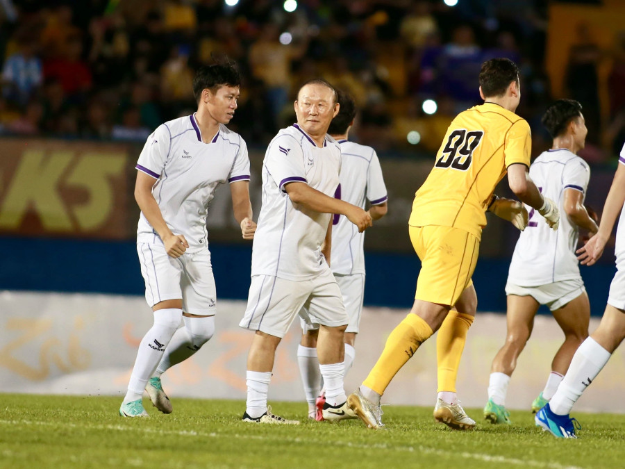 Trận đấu đã nhận được khoản đóng góp ủng hộ gần 9 tỉ đồng. BTC sẽ bán đấu giá món quà đặc biệt của HLV Park Hang-seo trong đêm gala sau đó. Ảnh Khang Nguyên Trận đấu đã nhận được khoản đóng góp ủng hộ gần 9 tỉ đồng. BTC sẽ bán đấu giá món quà đặc biệt của HLV Park Hang-seo trong đêm gala sau đó. Ảnh Khang Nguyên