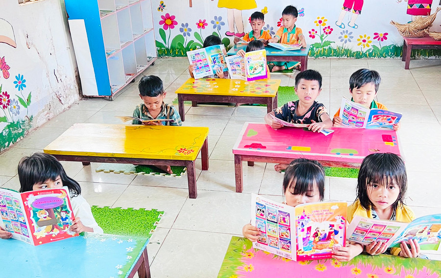 Trường Mẫu giáo Tuổi Thơ (xã Ia Vê, huyện Chư Prông) xây dựng thói quen học tập tự giác cho trẻ 5 tuổi thông qua giờ đọc sách tại thư viện. Ảnh: Mộc Trà Trường Mẫu giáo Tuổi Thơ (xã Ia Vê, huyện Chư Prông) xây dựng thói quen học tập tự giác cho trẻ 5 tuổi thông qua giờ đọc sách tại thư viện. Ảnh: Mộc Trà