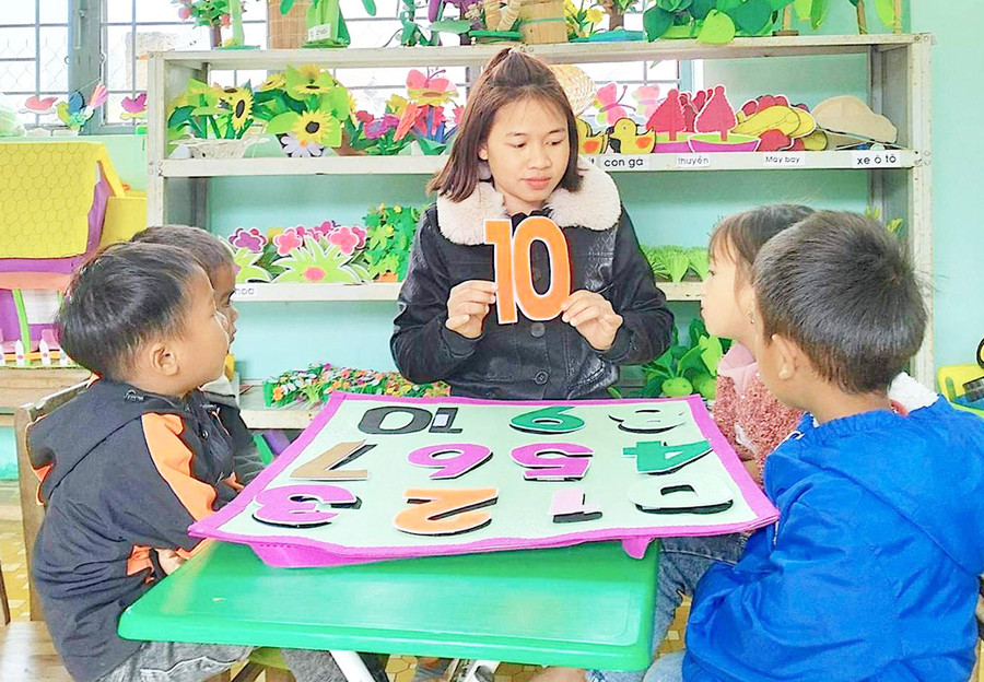 Giáo viên Trường Mẫu giáo Đak Rong (xã Đak Rong, huyện Kbang) hướng dẫn trẻ làm quen với số đếm. Ảnh: Mộc Trà Giáo viên Trường Mẫu giáo Đak Rong (xã Đak Rong, huyện Kbang) hướng dẫn trẻ làm quen với số đếm. Ảnh: Mộc Trà