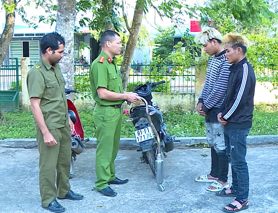 Công an xã Yang Bắc (huyện Đak Pơ) cùng Tổ tự quản đảm bảo TTATGT gọi hỏi, răn đe, giáo dục các thanh-thiếu niên thường xuyên có biểu hiện vi phạm Luật Giao thông đường bộ. Ảnh: Nguyễn Bình Công an xã Yang Bắc (huyện Đak Pơ) cùng Tổ tự quản đảm bảo TTATGT gọi hỏi, răn đe, giáo dục các thanh-thiếu niên thường xuyên có biểu hiện vi phạm Luật Giao thông đường bộ. Ảnh: Nguyễn Bình