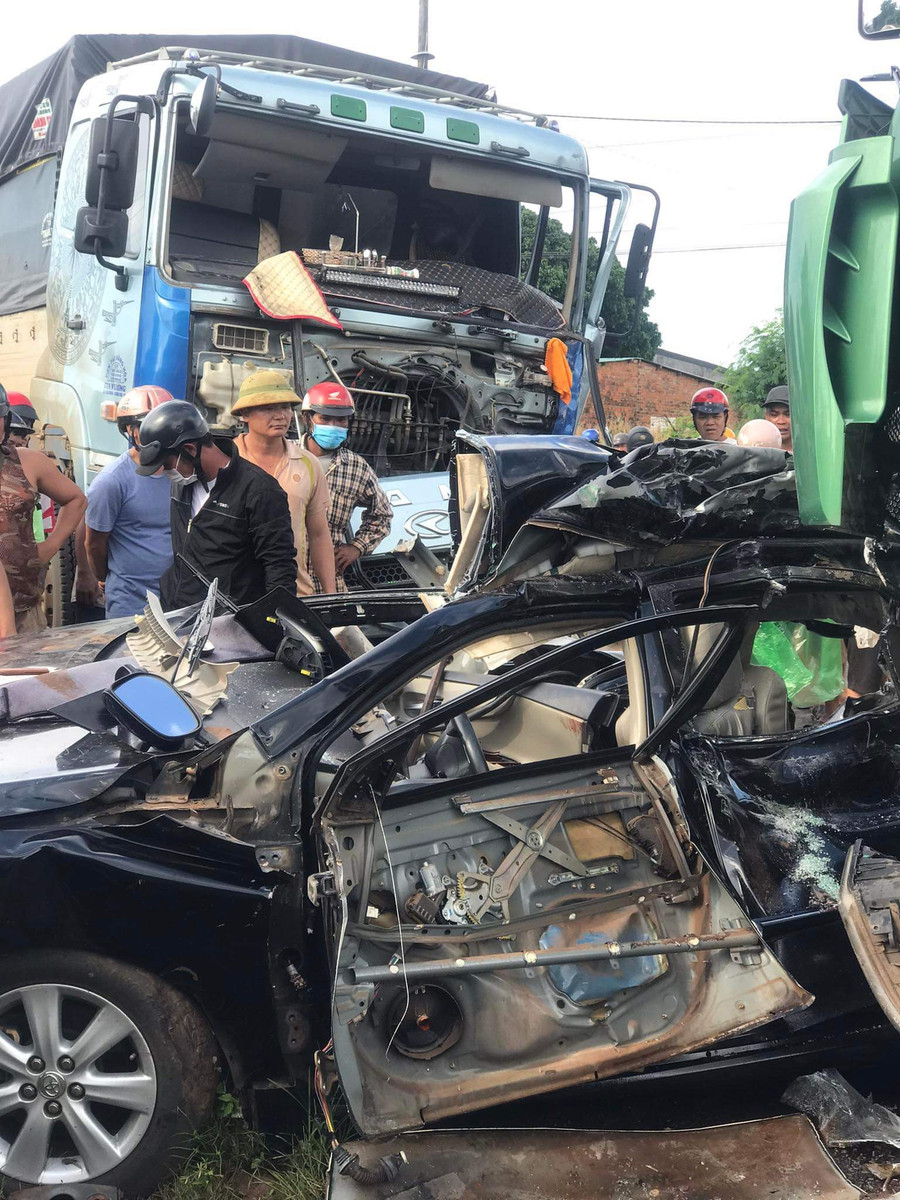 Chiếc xe ô tô 4 chỗ ngồi bị 2 xe tải hạng nặng tông dồn đến bẹp dúm. Ảnh: Phạm Quý Chiếc xe ô tô 4 chỗ ngồi bị 2 xe tải hạng nặng tông dồn đến bẹp dúm. Ảnh: Phạm Quý