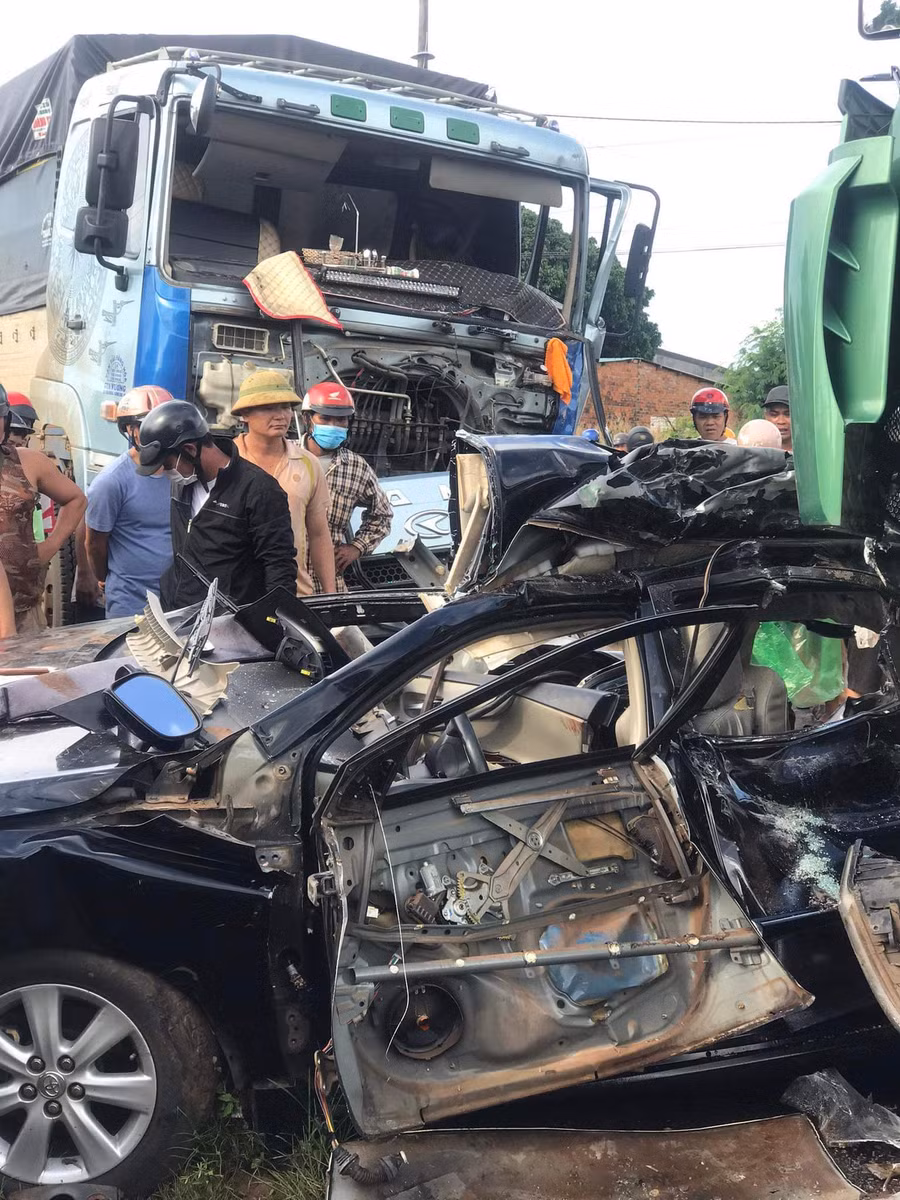 Chiếc xe ô tô 4 chỗ ngồi bị 2 xe tải hạng nặng tông dồn đến bẹp dúm. Ảnh: Phạm Quý