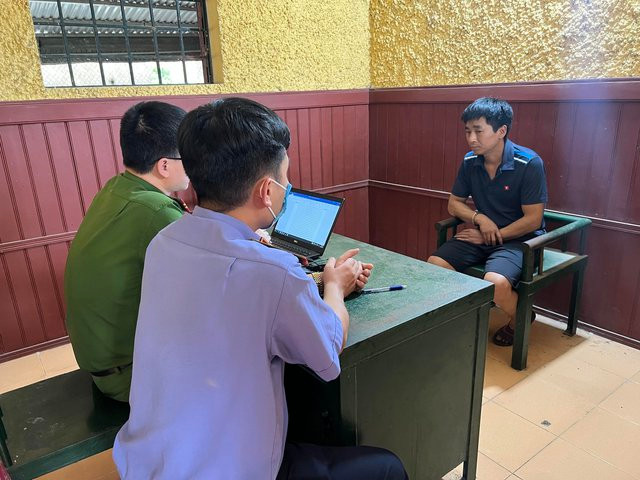 Nghi phạm Trần Tiến Thành bị bắt giữ sau 12 giờ gây án. Ảnh: BẮC HÀ