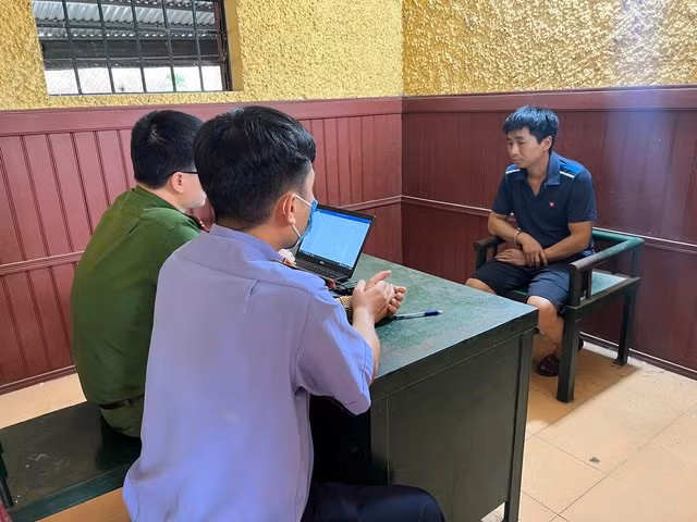 Nghi phạm Trần Tiến Thành bị bắt giữ sau 12 giờ gây án. Ảnh: BẮC HÀ