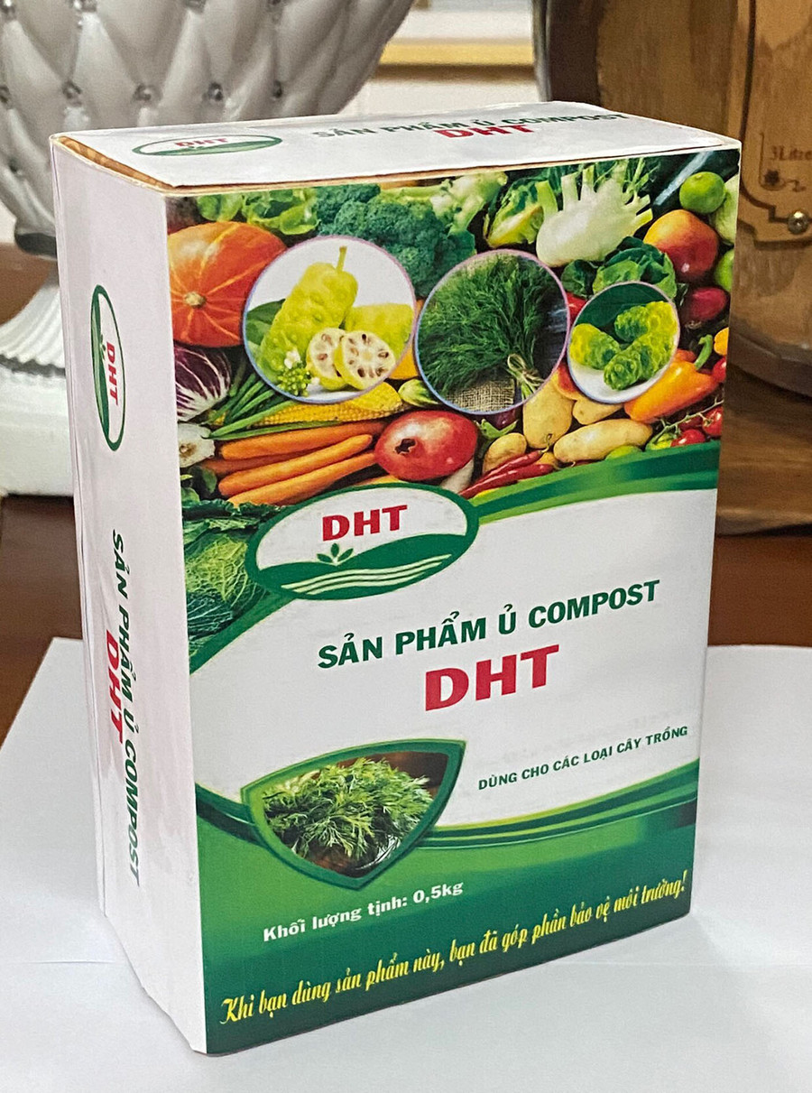 Một hộp phân bón hữu cơ DHT 0,5 kg do nhóm học sinh Trường THPT A Sanh sản xuất có giá thành 28.000 đồng. Ảnh: M.N Một hộp phân bón hữu cơ DHT 0,5 kg do nhóm học sinh Trường THPT A Sanh sản xuất có giá thành 28.000 đồng. Ảnh: M.N