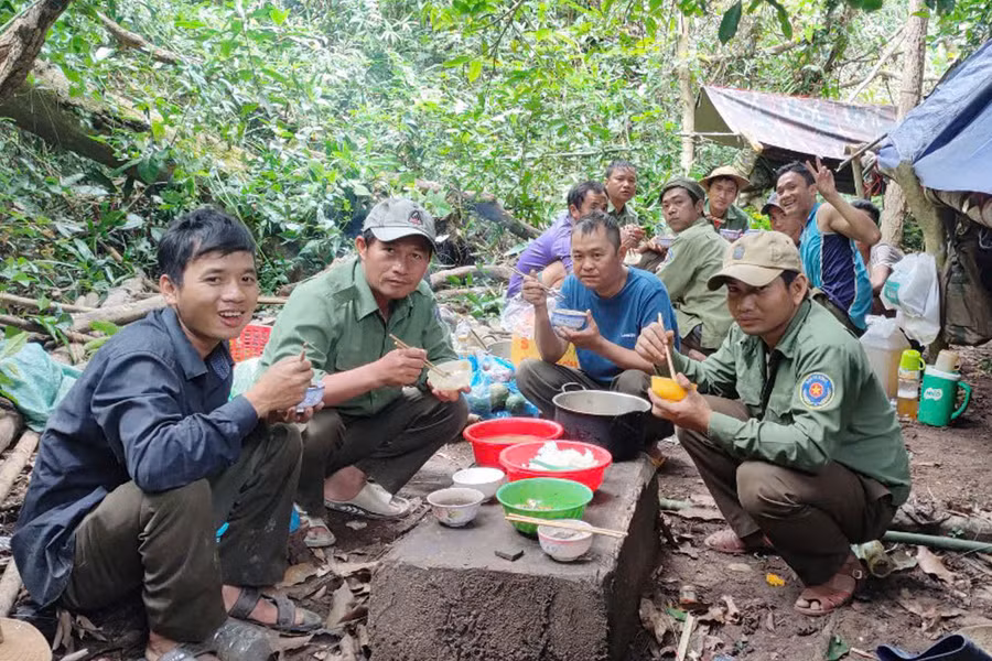 Bữa cơm trong rừng của nhân viên Ban Quản lý rừng phòng hộ Nam Sông Ba. Ảnh: N.T