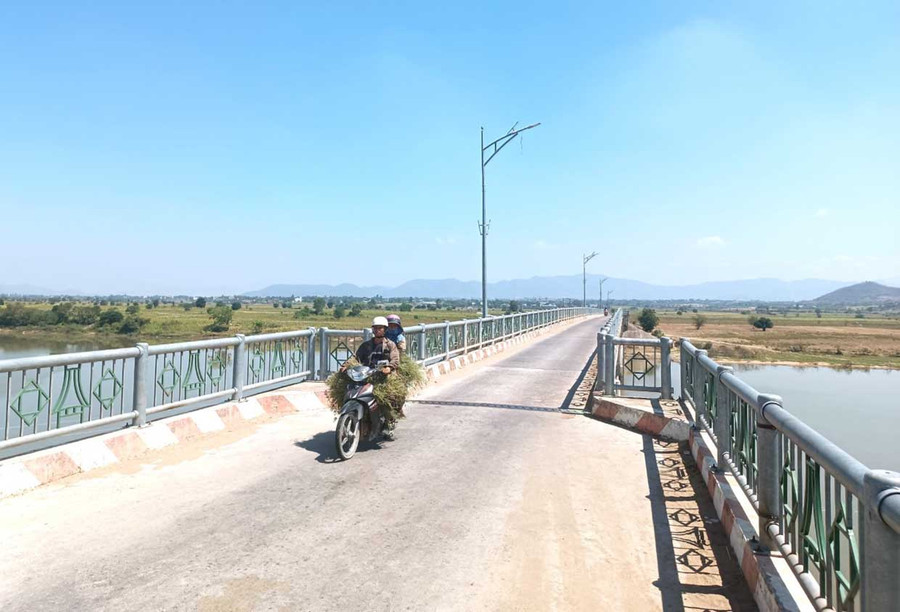 Cầu Ia Rmok được đưa vào sử dụng giúp việc đi lại của người dân thuận tiện hơn. Ảnh: Q.T