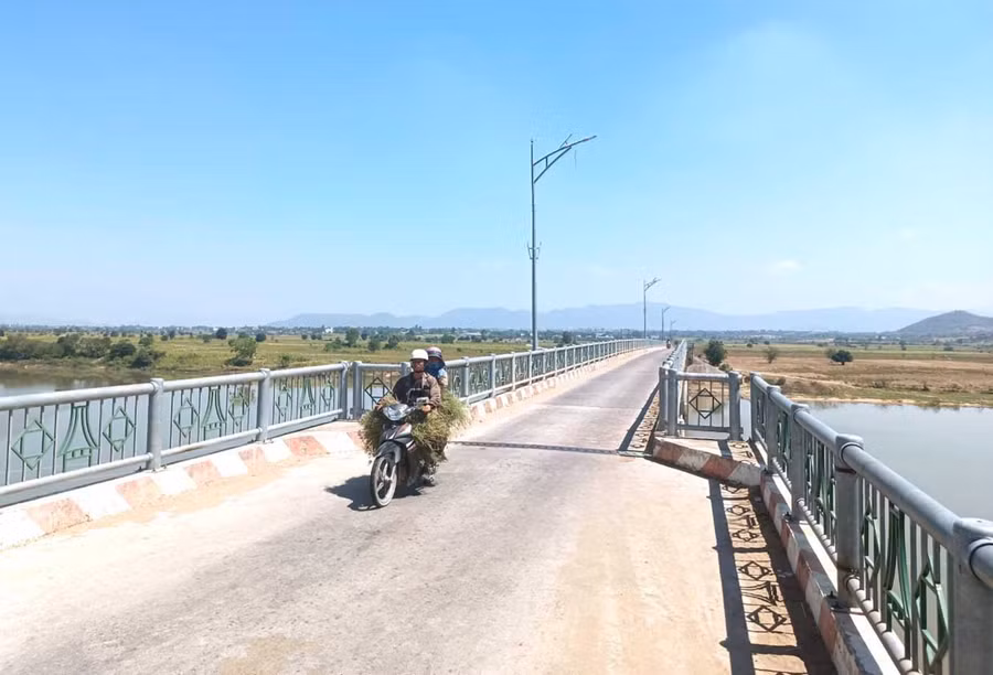 Cầu Ia Rmok được đưa vào sử dụng giúp việc đi lại của người dân thuận tiện hơn. Ảnh: Q.T Cầu Ia Rmok được đưa vào sử dụng giúp việc đi lại của người dân thuận tiện hơn. Ảnh: Q.T