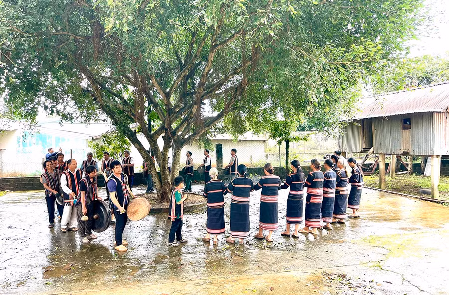 Bà con làng Kép (phường Đống Đa, TP Pleiku) dùng tiếng chiêng để tiễn biệt Tổng Bí thư Nguyễn Phú Trọng. Ảnh: Lam Nguyên