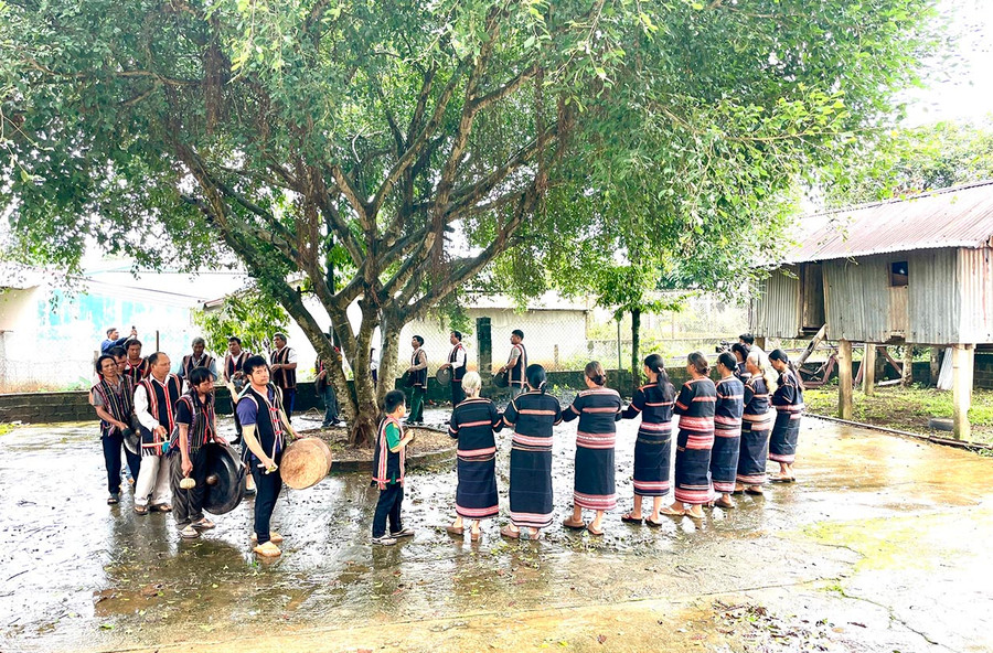 Bà con làng Kép (phường Đống Đa, TP Pleiku) dùng tiếng chiêng để tiễn biệt Tổng Bí thư Nguyễn Phú Trọng. Ảnh: Lam Nguyên Bà con làng Kép (phường Đống Đa, TP Pleiku) dùng tiếng chiêng để tiễn biệt Tổng Bí thư Nguyễn Phú Trọng. Ảnh: Lam Nguyên