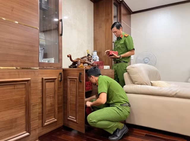 Công an TP HCM khám xét HDTC khi bắt ông Đinh Trường Chinh Công an TP HCM khám xét HDTC khi bắt ông Đinh Trường Chinh