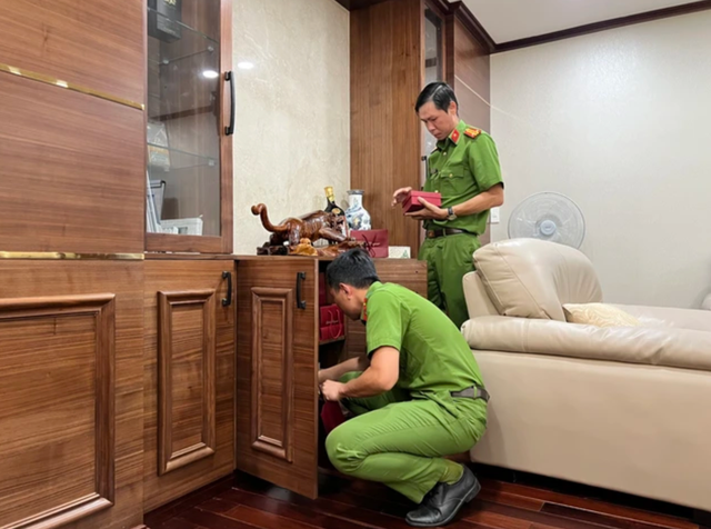 Công an TP HCM khám xét HDTC khi bắt ông Đinh Trường Chinh Công an TP HCM khám xét HDTC khi bắt ông Đinh Trường Chinh