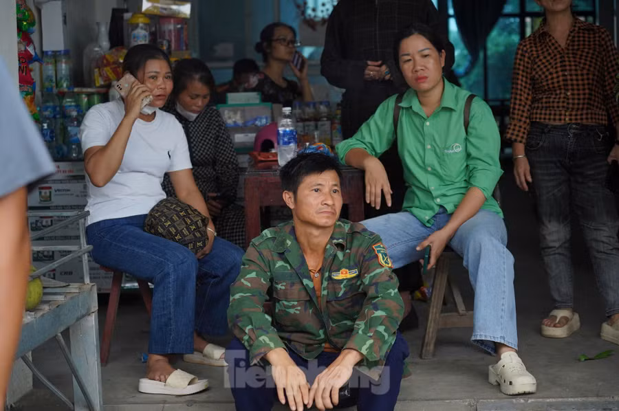 Nhiều người đến trình báo tìm người nhà mất tích. Ảnh: Đức Nguyễn.