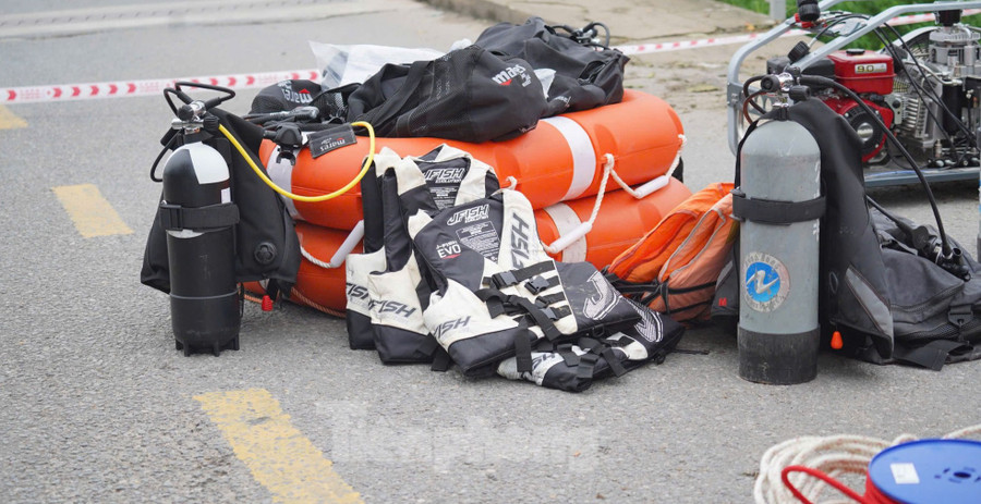 Bộ Tư lệnh Quân khu 2 đã chỉ đạo huy động hàng trăm cán bộ, chiến sĩ của Lữ đoàn Công binh 543, Sư đoàn bộ binh 316 và Bộ chỉ huy Quân sự tỉnh Phú Thọ, cùng các trang thiết bị chuyên dụng tham gia tìm kiếm cứu nạn các nạn nhân. Ảnh: Đức Nguyễn. Bộ Tư lệnh Quân khu 2 đã chỉ đạo huy động hàng trăm cán bộ, chiến sĩ của Lữ đoàn Công binh 543, Sư đoàn bộ binh 316 và Bộ chỉ huy Quân sự tỉnh Phú Thọ, cùng các trang thiết bị chuyên dụng tham gia tìm kiếm cứu nạn các nạn nhân. Ảnh: Đức Nguyễn.